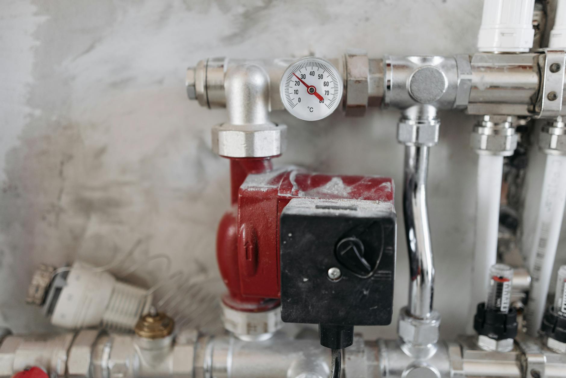Pompy ciepła dla domu i firmy – szeroka oferta hurtowni instalacyjnych i elektrycznych